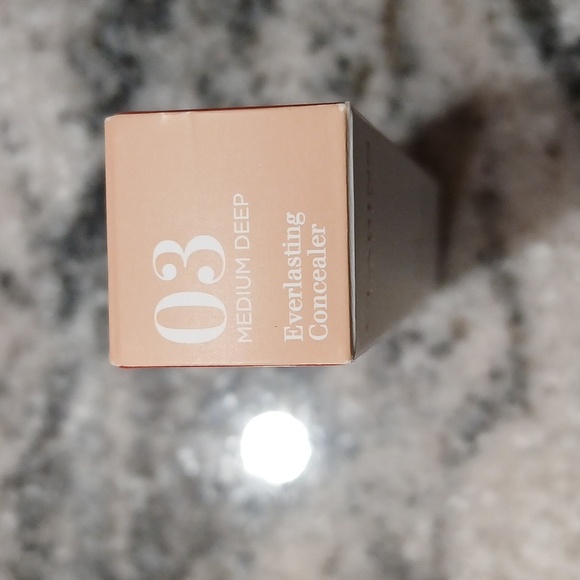 NWT Clarins everlasting concealer. 03 - Picture 2 of 3